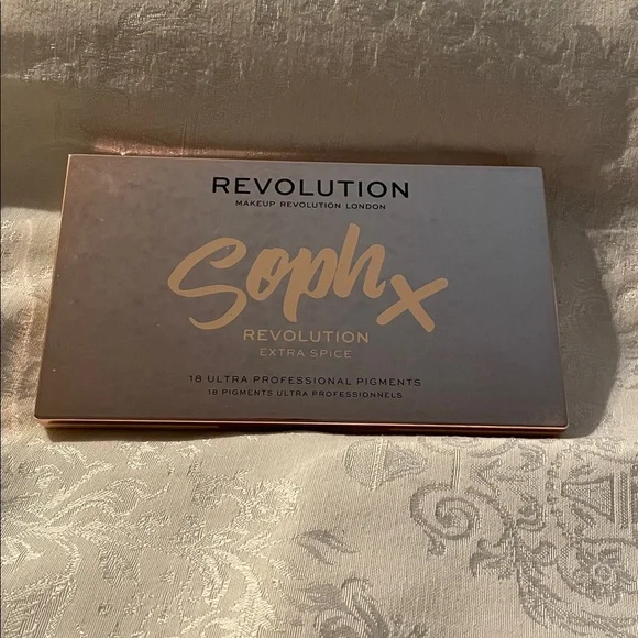 NWT Revolution Soph X Eyeshadow Palette - Picture 2 of 3